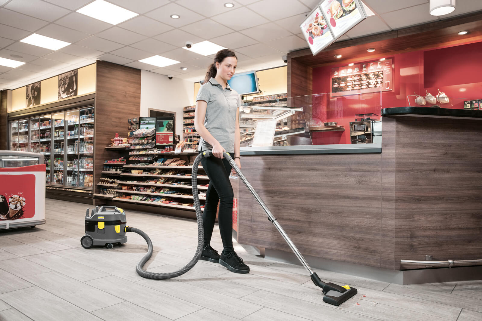 Uniwersalny odkurzacz Karcher z ładowarką